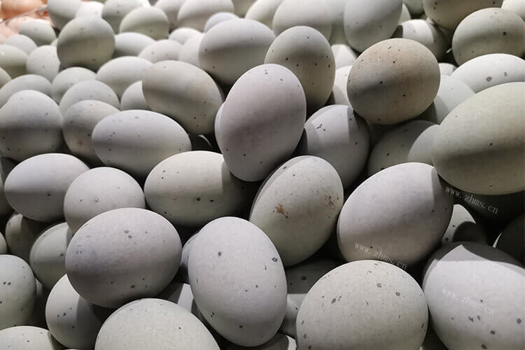 吃皮蛋好还是吃鲜鸡蛋好，皮蛋和鸡蛋的营养成分区别有什么？