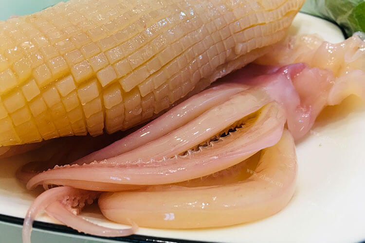 黑皮鱿鱼白皮鱿鱼的区别有什么啊，哪个好吃一点啊？