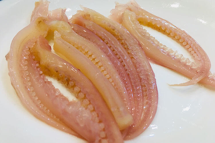 海鲜市场买了小鱿鱼，小鱿鱼怎么处理怎么做？