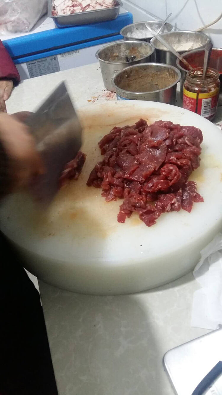 大凉山自助烧烤，肥得流油的小猪儿肉烤得焦焦脆脆也不腻人