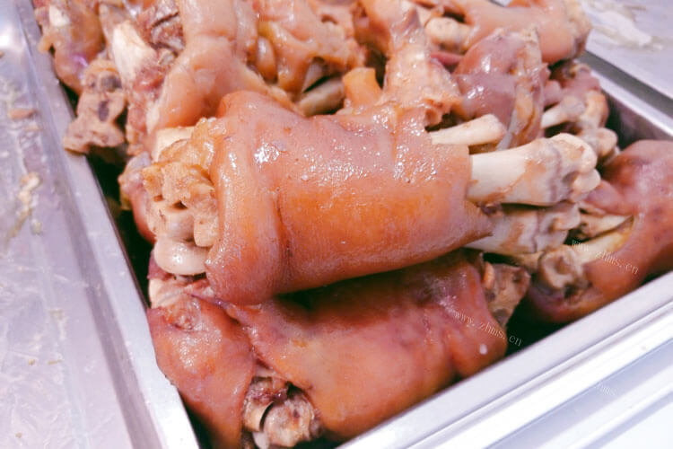 红烧猪蹄是一道十分美味的菜肴，红烧猪蹄要煮多久才能煮烂？