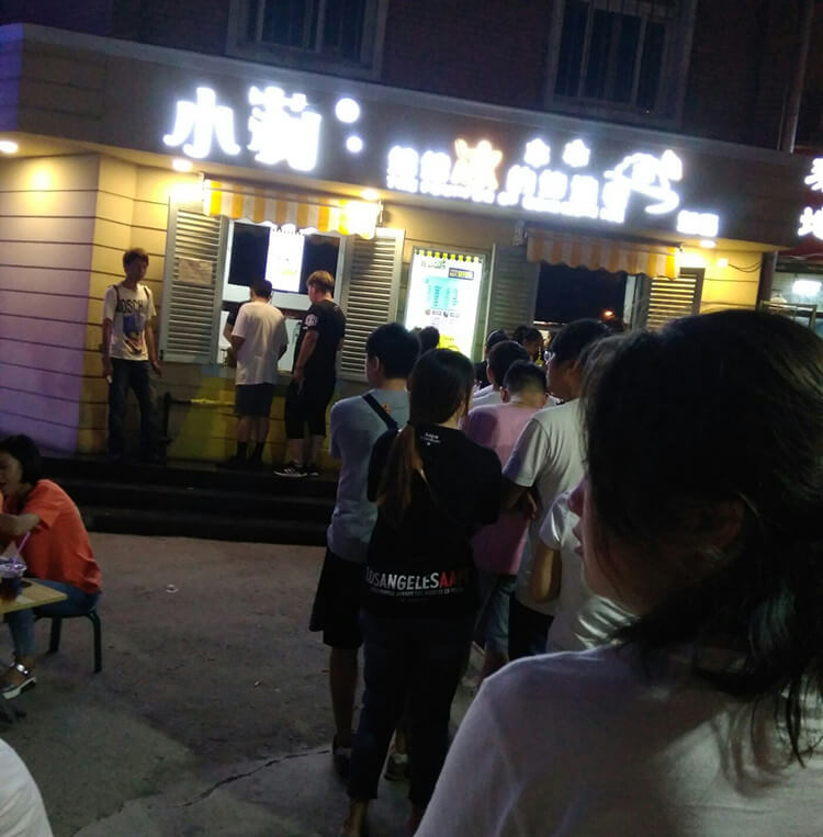 多种口味的绵绵冰，去晚了只能看着别人吃！
