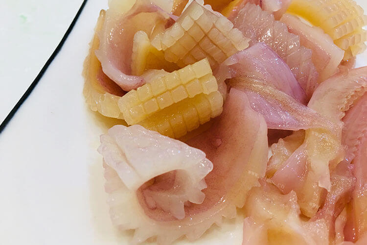 今天吃鱿鱼火锅，鱿鱼吃火锅怎么做好吃呢？