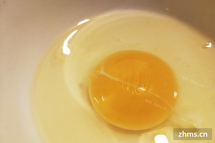 鸡蛋里面有鸡蛋清跟鸡蛋黄，鸡蛋的蛋清和蛋黄哪个含钙高呢
