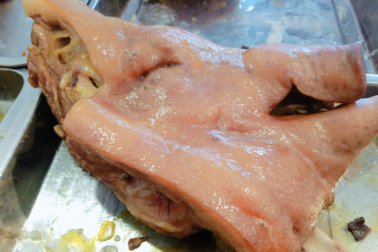 家里刚杀了一头猪，新鲜猪头肉怎样卤好吃呢？