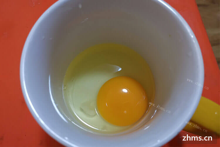 想要将蛋黄和蛋清分离开，可是鸡蛋敲碎蛋清和蛋黄一起的，有什么好办法可以简单的将蛋清和蛋黄分离开吗？