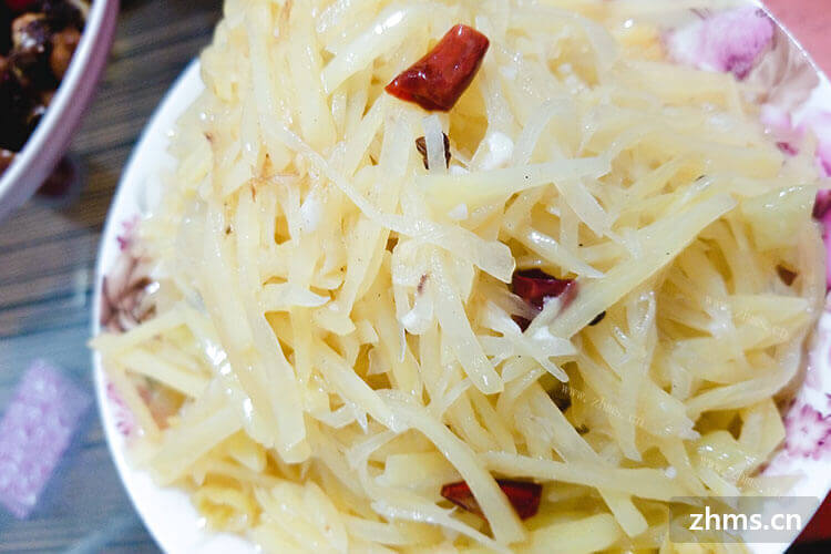 最近看了很多食谱，想问一下如何做酸辣土豆丝好吃？