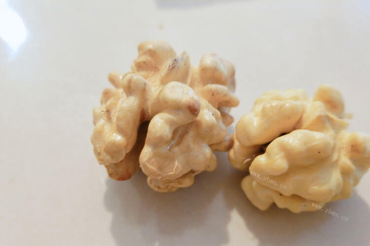 我想自己做烤核桃，微波炉烤带壳核桃多长时间呢？
