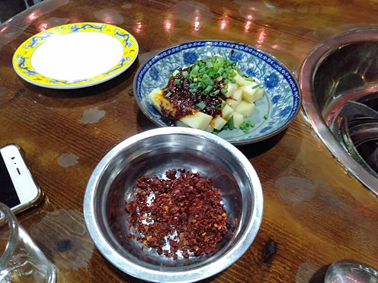 去青城山必吃的铜火锅、土鸡，山珍铜锅土鸡馆，你要的都能有