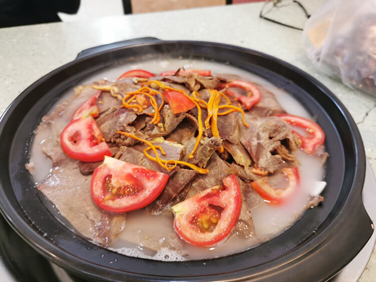 石锅牦牛肉，3个人98块钱，吃都吃不完！
