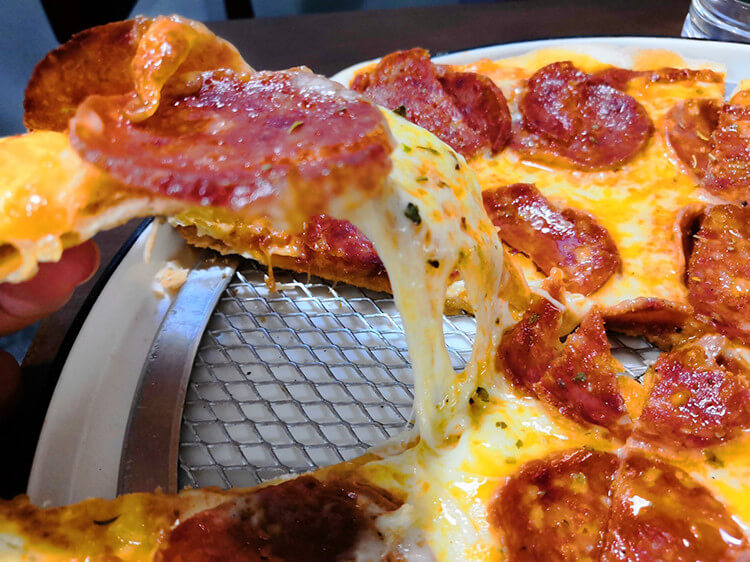 美味要和姐妹一起分享——意式香肠披萨，薄饼口感更酥脆，每一块都能拉出完美的丝