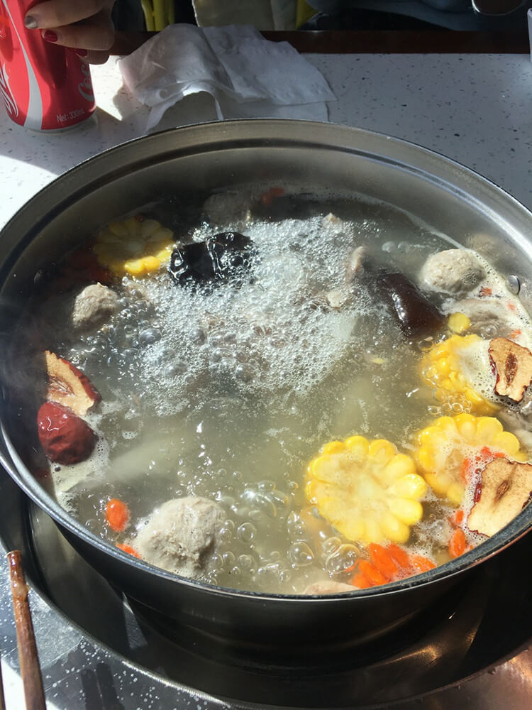 花田煮加的牛肉火锅虽然汤底清，但是底味鲜，涮牛肉最好吃