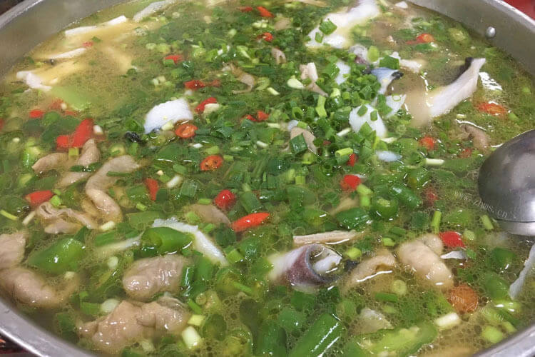 酸菜鱼中不可或缺的就是酸菜，四川酸菜鱼酸菜讲究哪些呢？