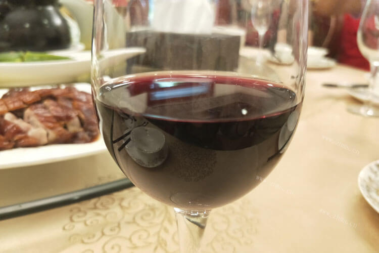 爷爷最近想喝葡萄酒，有谁知道白葡萄酒和红酒口感的区别吗？