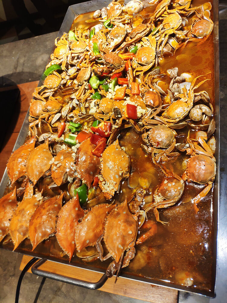 八十多吃海鲜烤肉自助，有三文鱼和蟹棒，果汁也是现榨