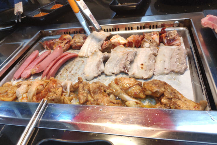 想和朋友们聚会去吃烤肉，首尔炭火烤肉好不好？