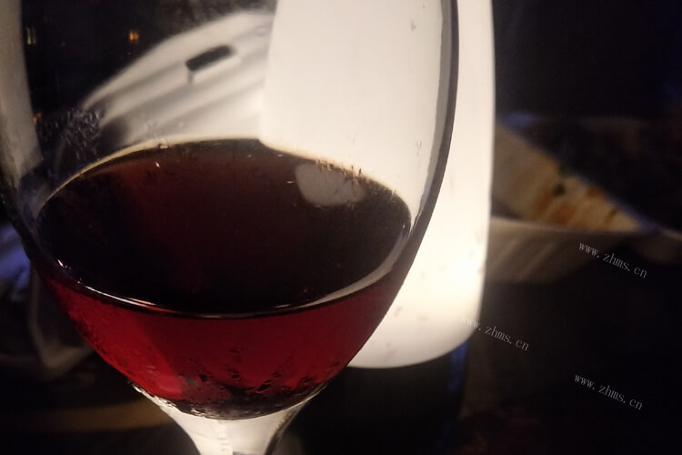 干红葡萄酒和半干红葡萄酒哪个好