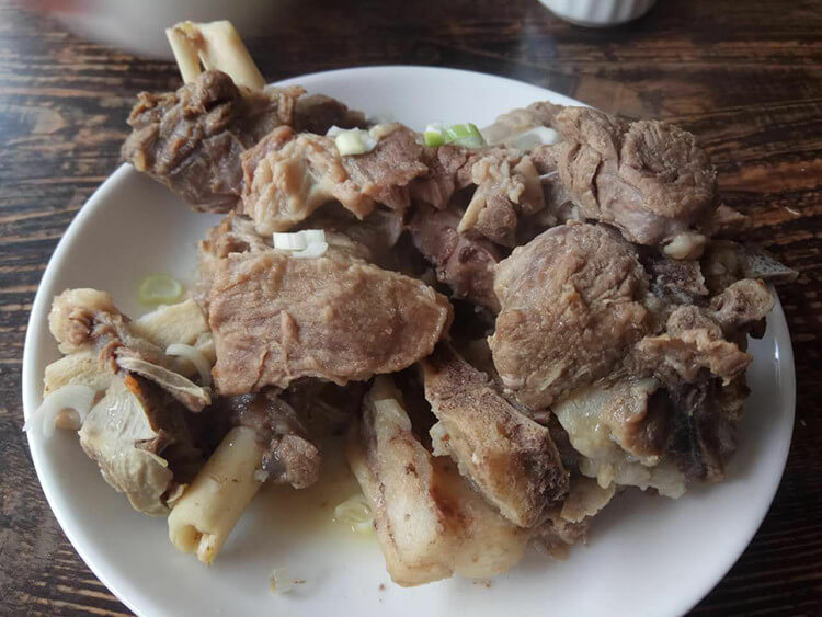 东胜最好吃的炖羊肉，羊肉都是山羊肉，又香又有嚼劲