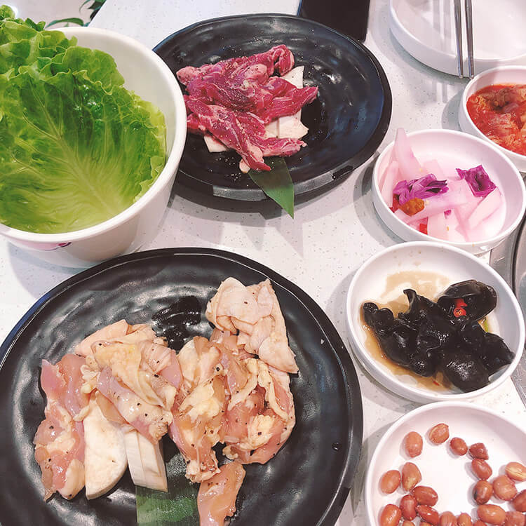 必吃的韩式烤肉：餐厅环境开阔，菜品丰富，小菜爽口