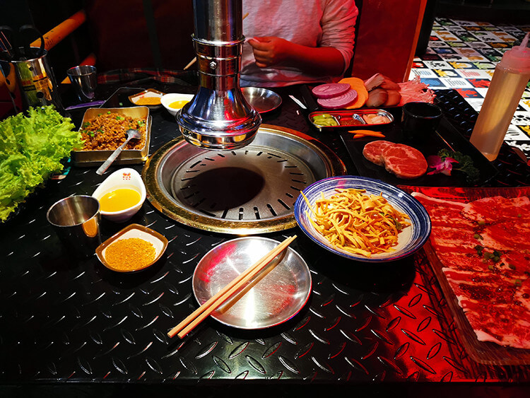 星河一家开业不久的韩国烤肉店，腌制过的五花肉非常入味