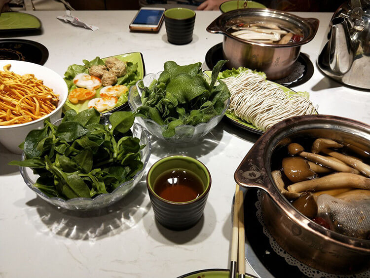 简阳有家文艺养生的火锅店,虾仁贡丸都是面粉做的 简阳有家文艺养生的火锅店,虾仁贡丸都是面粉做的