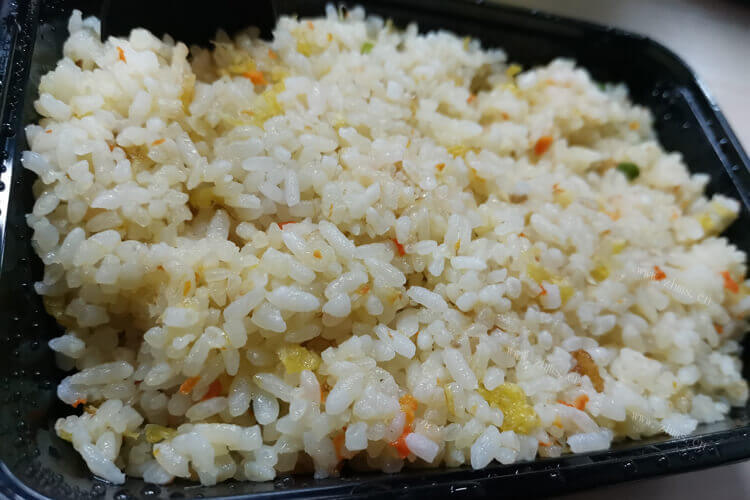 菠萝海鲜炒饭隔夜还能吃么，把它放在哪里呢？