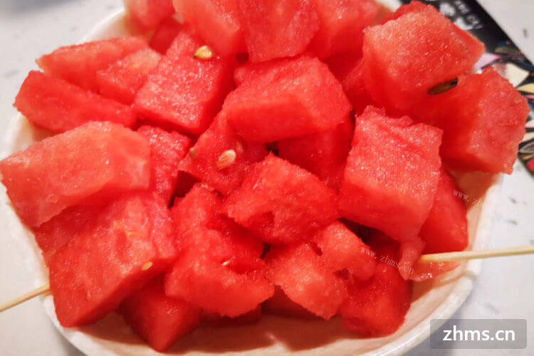 夏天买西瓜吃，西瓜要怎么选才又甜又红？