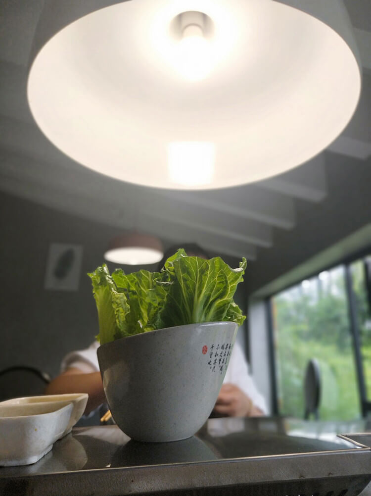 最接近大自然的烤肉店,四面环山绿色清新,真的是秀色可餐 最接近大自然的烤肉店,四面环山绿色清新,真的是秀色可餐