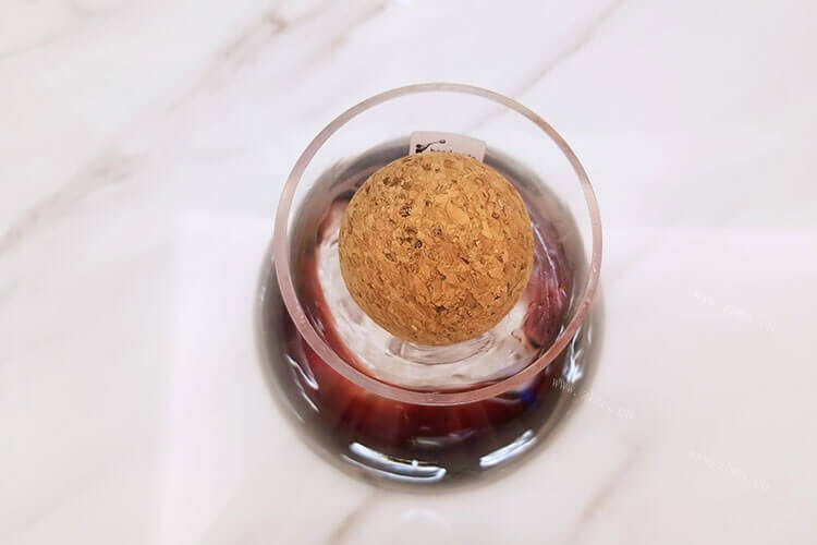 红酒有很多小气泡，红酒在杯壁上面很多小气泡能喝吗？