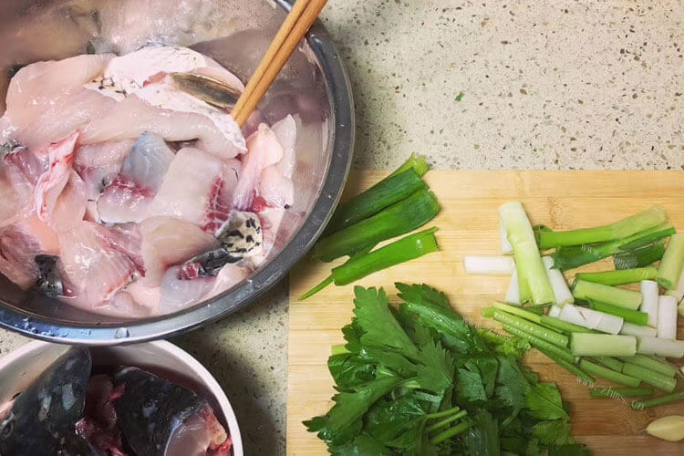 亲戚给了点酸菜龙利鱼，酸菜龙利鱼最简单的吃法是什么呢？