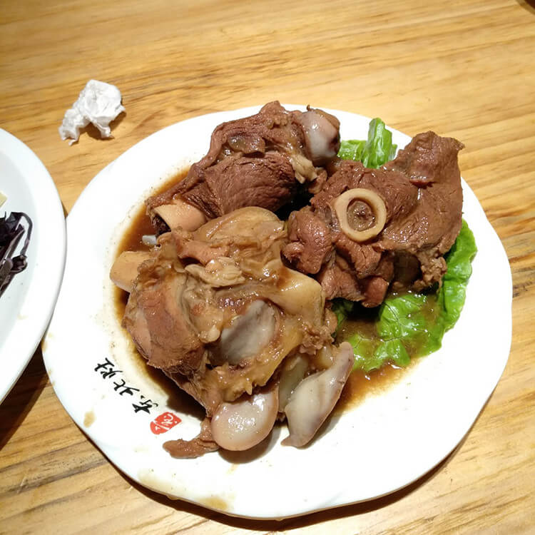 安庆一家地道的东北菜馆，必点的招牌酱骨骨髓非常多