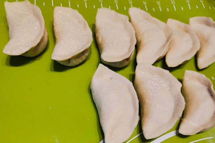 最简单的包水饺的方法怎么包，是用方皮的饺子皮还是圆皮的饺子皮呢？