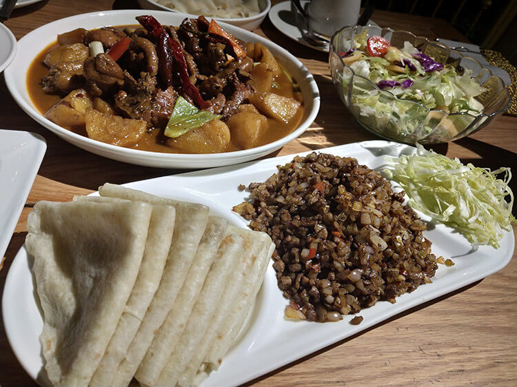 非常民族风的新疆餐厅，甜口不加芥末的大拌菜就是人间清流
