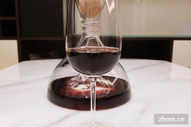 葡萄酒杯可以装白酒吗？红酒一般倒到葡萄酒杯的哪里？