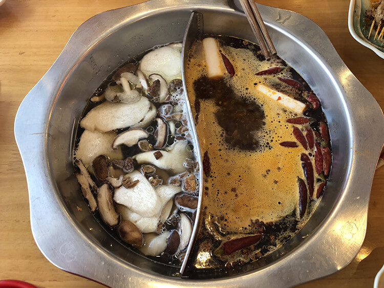 小雪时节肯定少不了一顿火锅，柳州这家超火的牛油菌汤锅就更不能少了