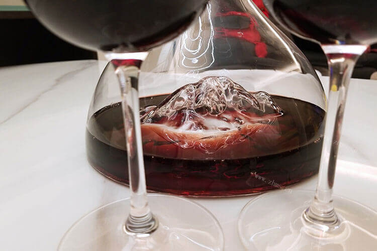 最近在研究红酒，红酒和干红葡萄酒的区别在哪里？