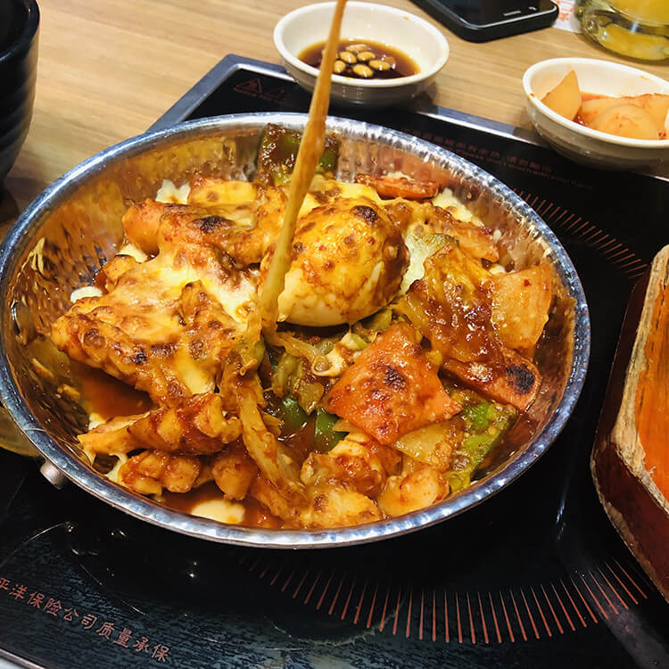一家韩国料理非常出色的烤肉店，必点的咖喱焗饭分量超足