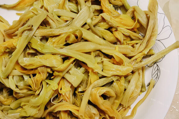想自己做凉拌干黄花菜，想问一下凉拌干黄花菜怎么做好吃？