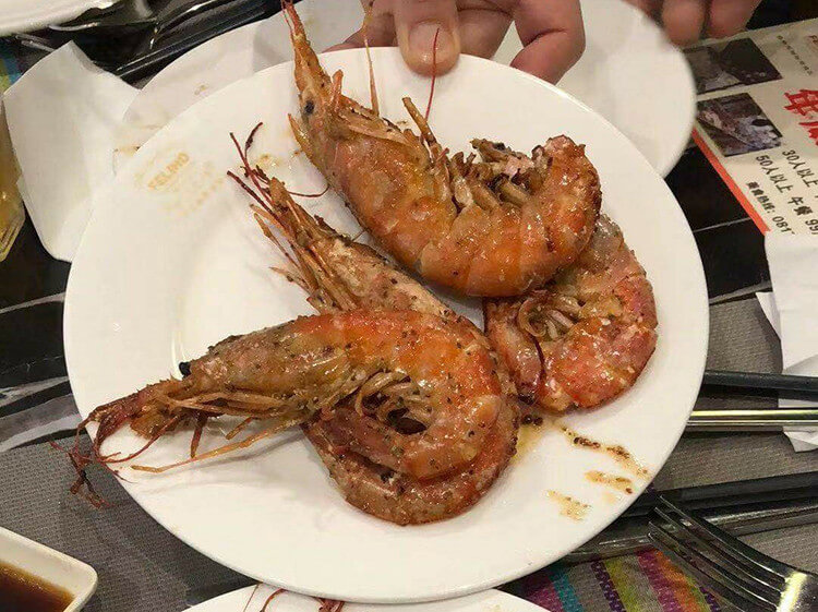 129元的自助西餐厅人均一个海鲜拼盘，阿根廷红虾不限量随便吃
