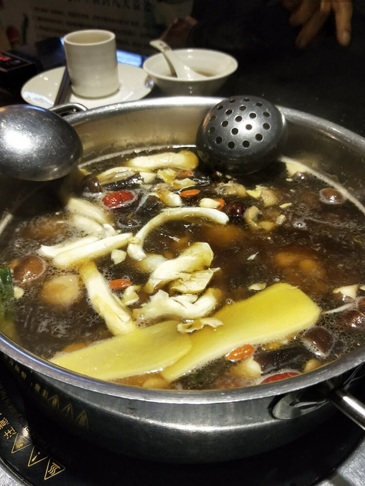 不在云南也能吃到超鲜菌汤，各种菌子做法好吃得不得了