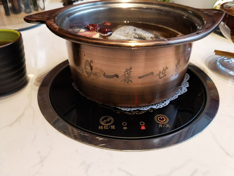 简阳有家文艺养生的火锅店,虾仁贡丸都是面粉做的 简阳有家文艺养生的火锅店,虾仁贡丸都是面粉做的