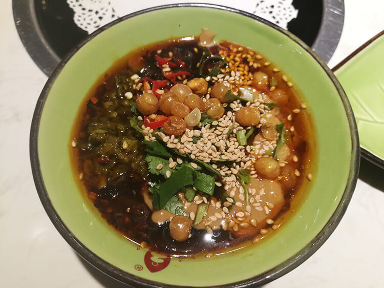 简阳有家文艺养生的火锅店,虾仁贡丸都是面粉做的 简阳有家文艺养生的火锅店,虾仁贡丸都是面粉做的