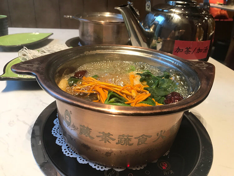 简阳有家文艺养生的火锅店,虾仁贡丸都是面粉做的 简阳有家文艺养生的火锅店,虾仁贡丸都是面粉做的