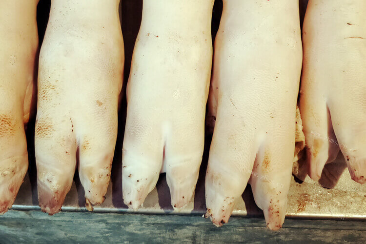 用生的猪蹄和腌制好的酸菜，酸汤猪脚怎么做好吃？