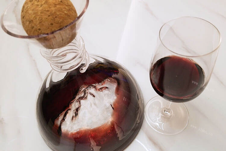 快到夏天了，夏季保存红酒有哪些注意的？