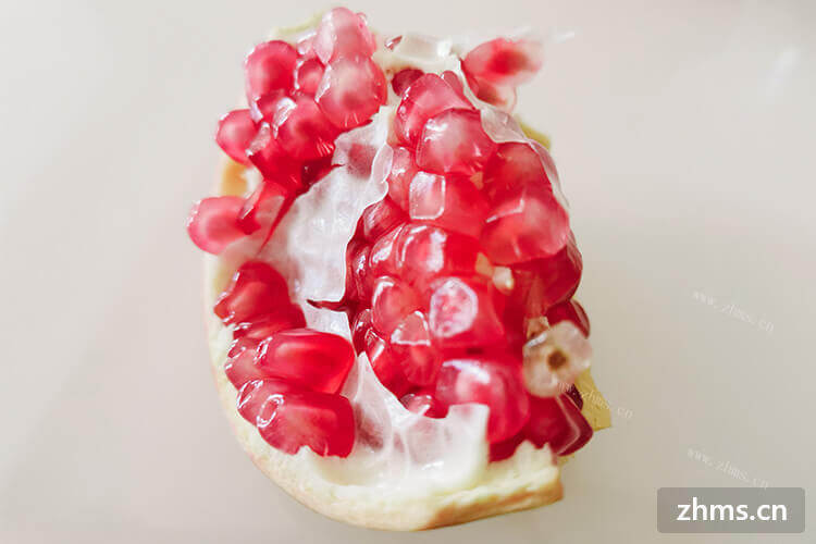 红色泛着白心的果粒，那就是好吃的石榴了，石榴成熟的季节是几月