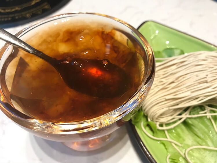简阳有家文艺养生的火锅店,虾仁贡丸都是面粉做的 简阳有家文艺养生的火锅店,虾仁贡丸都是面粉做的