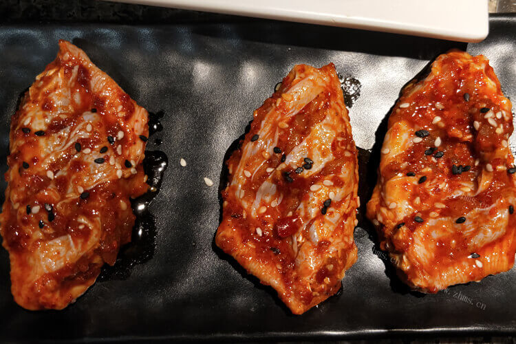 今天和朋友一起吃烤肉，吃烤肉需要什么调味品呢？