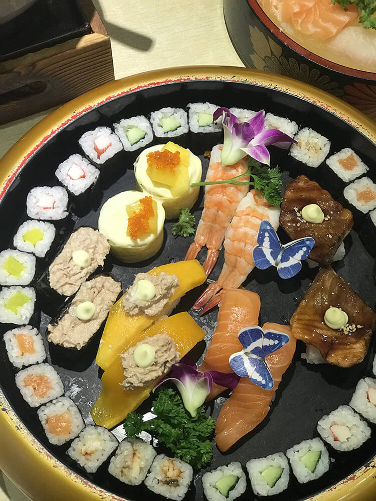 小孩子才纠结吃哪个寿司，成年人表示全都要！点一个回转拼盘，想吃的寿司全在里面