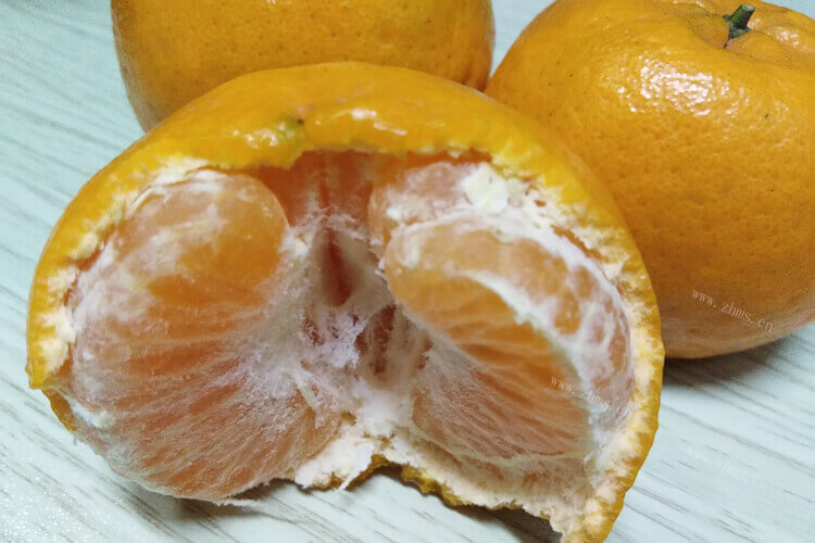 家里边儿的橘子树长了很多橘子，为什么会有小橘子呢？